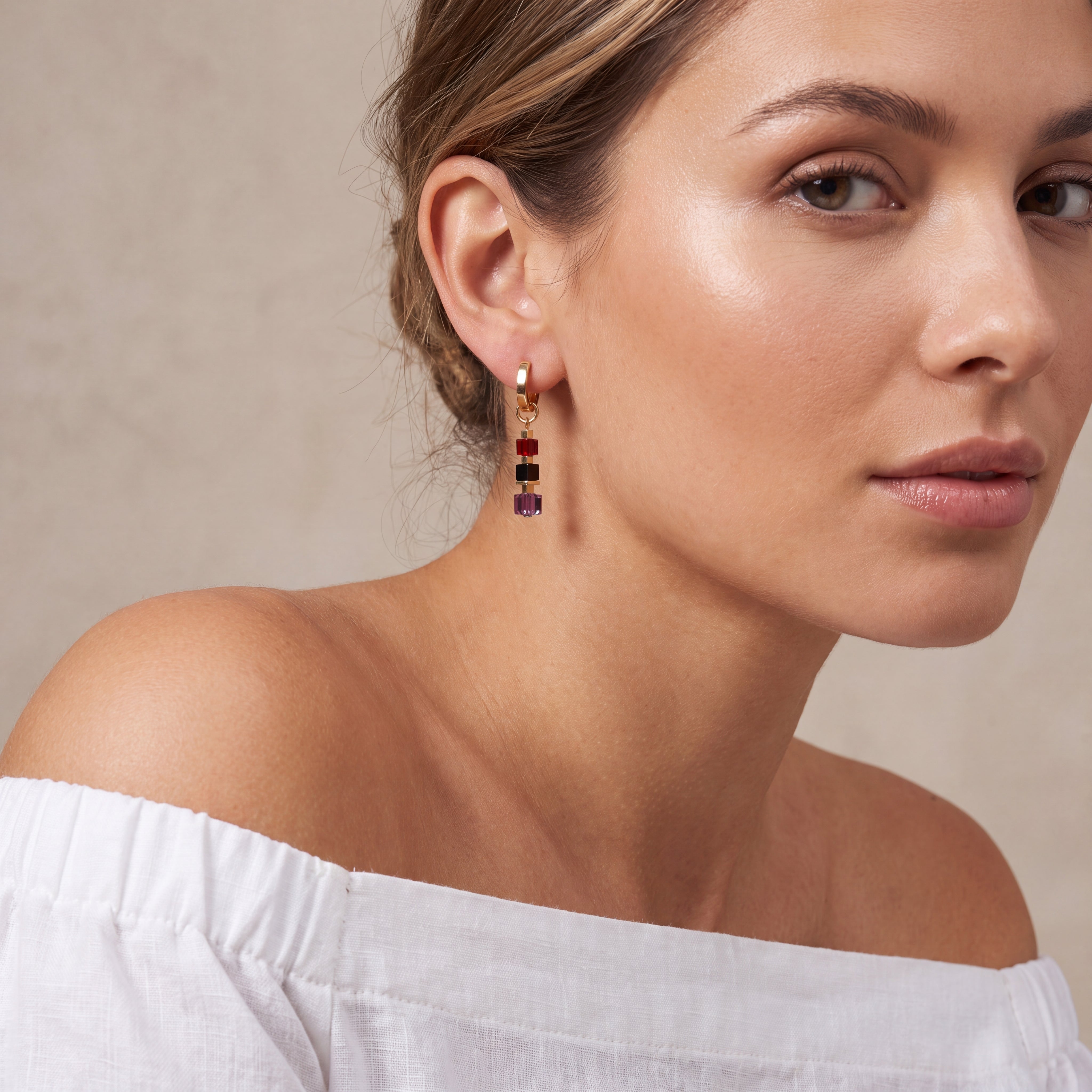 COEUR DE LION Creolen Cube Mix Precious Berry gold – am Model