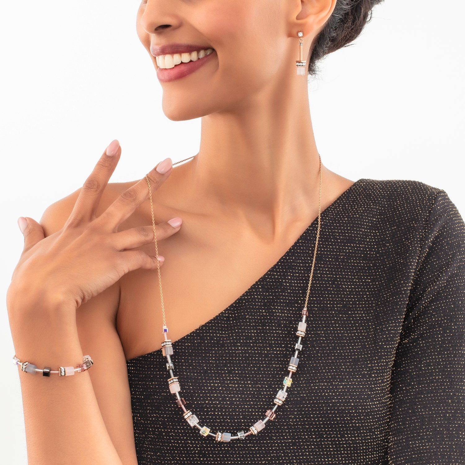 GeoCUBE® Iconic Nature Chain Halskette rosé von COEUR DE LION – am Modell getragen