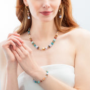 GeoCUBE® Precious Statement Halskette Art Nouveau von COEUR DE LION – am Modell getragen