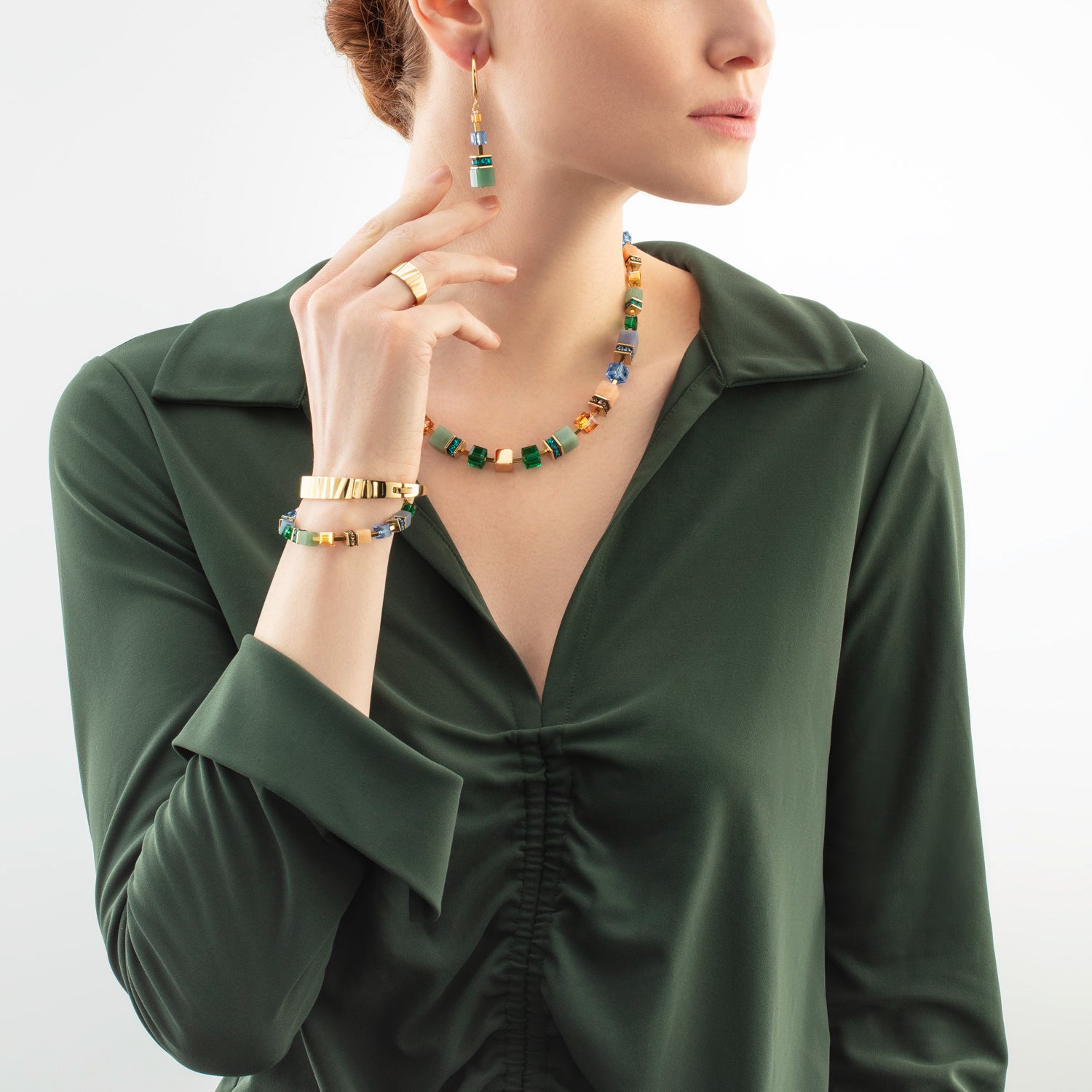 GeoCUBE® Precious Statement Ohrringe gold-spring von COEUR DE LION – am Modell getragen