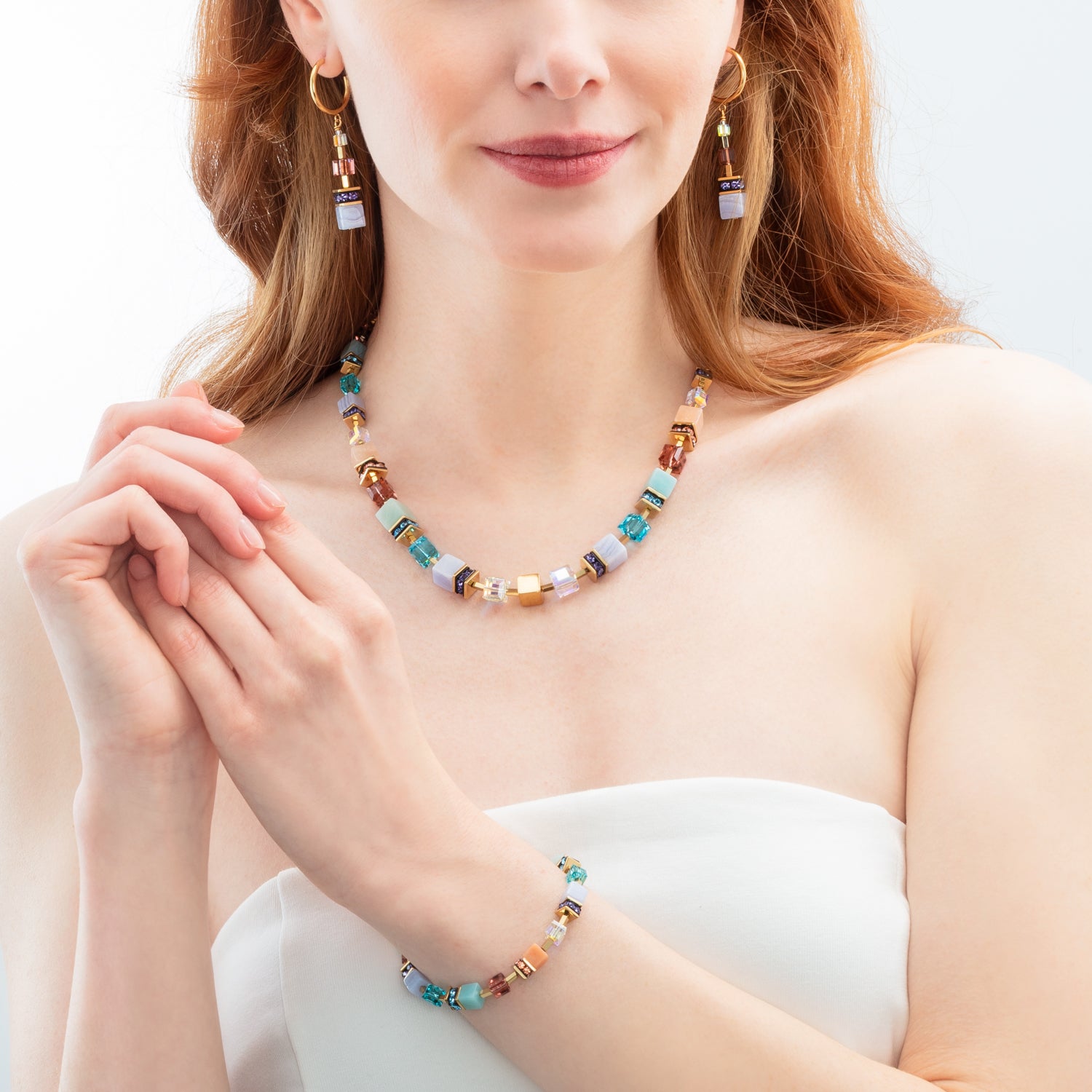 GeoCUBE® Precious Statement Ohrringe Art Nouveau von COEUR DE LION – am Modell getragen