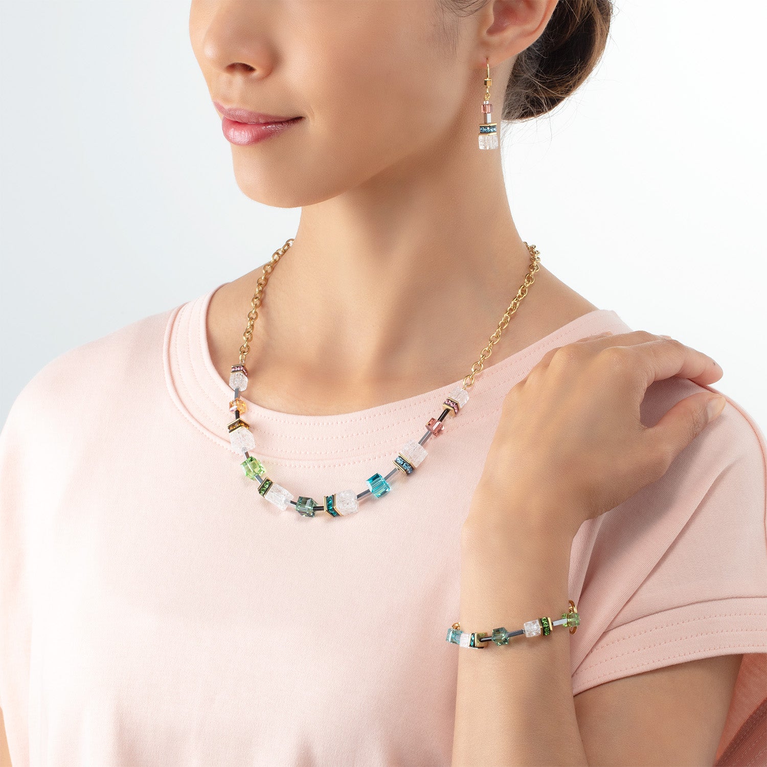 GeoCUBE® Iconic Precious Chain Armband gold-multicolor von COEUR DE LION – am Modell getragen