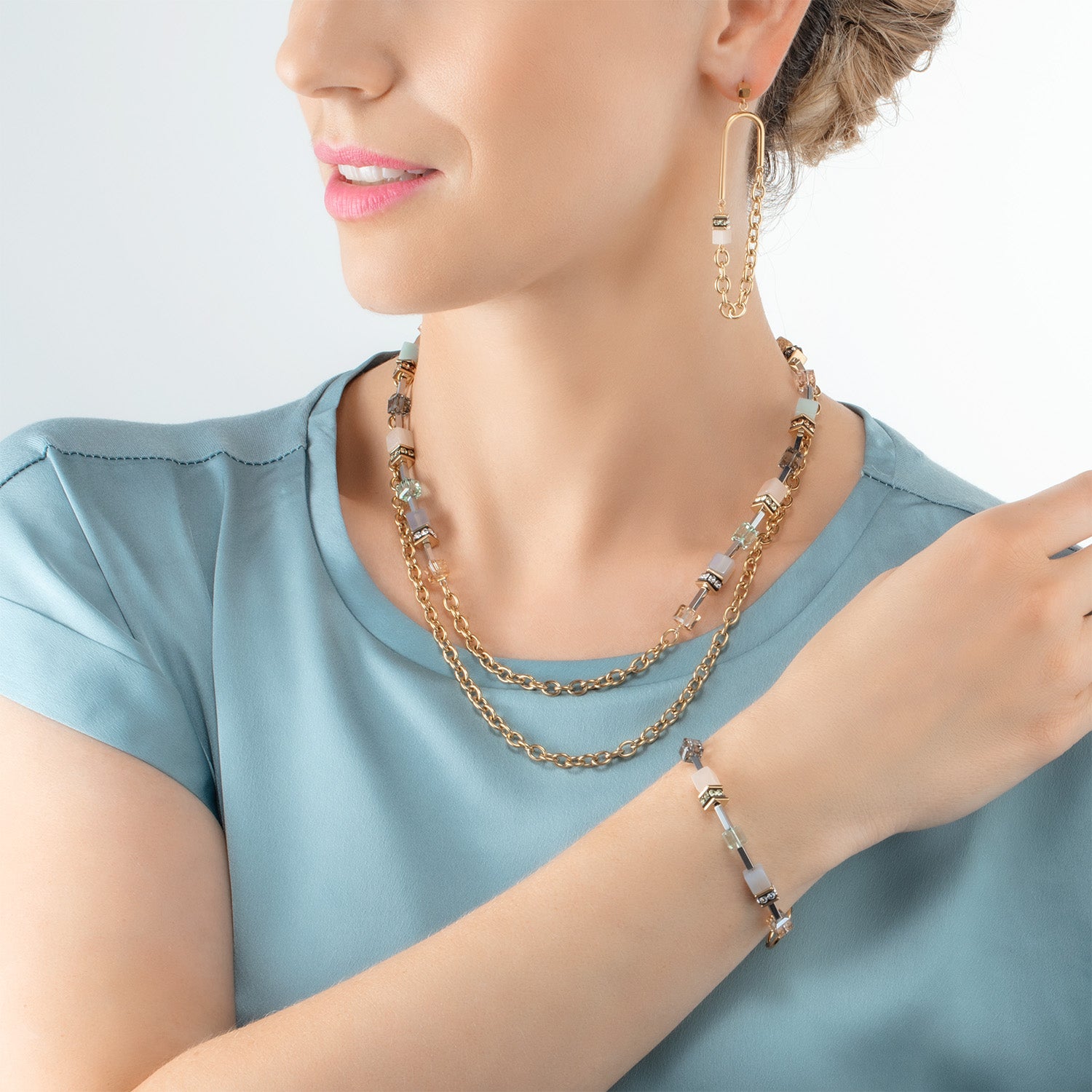 GeoCUBE® Iconic Boho Armband gold-multicolor von COEUR DE LION – am Modell getragen