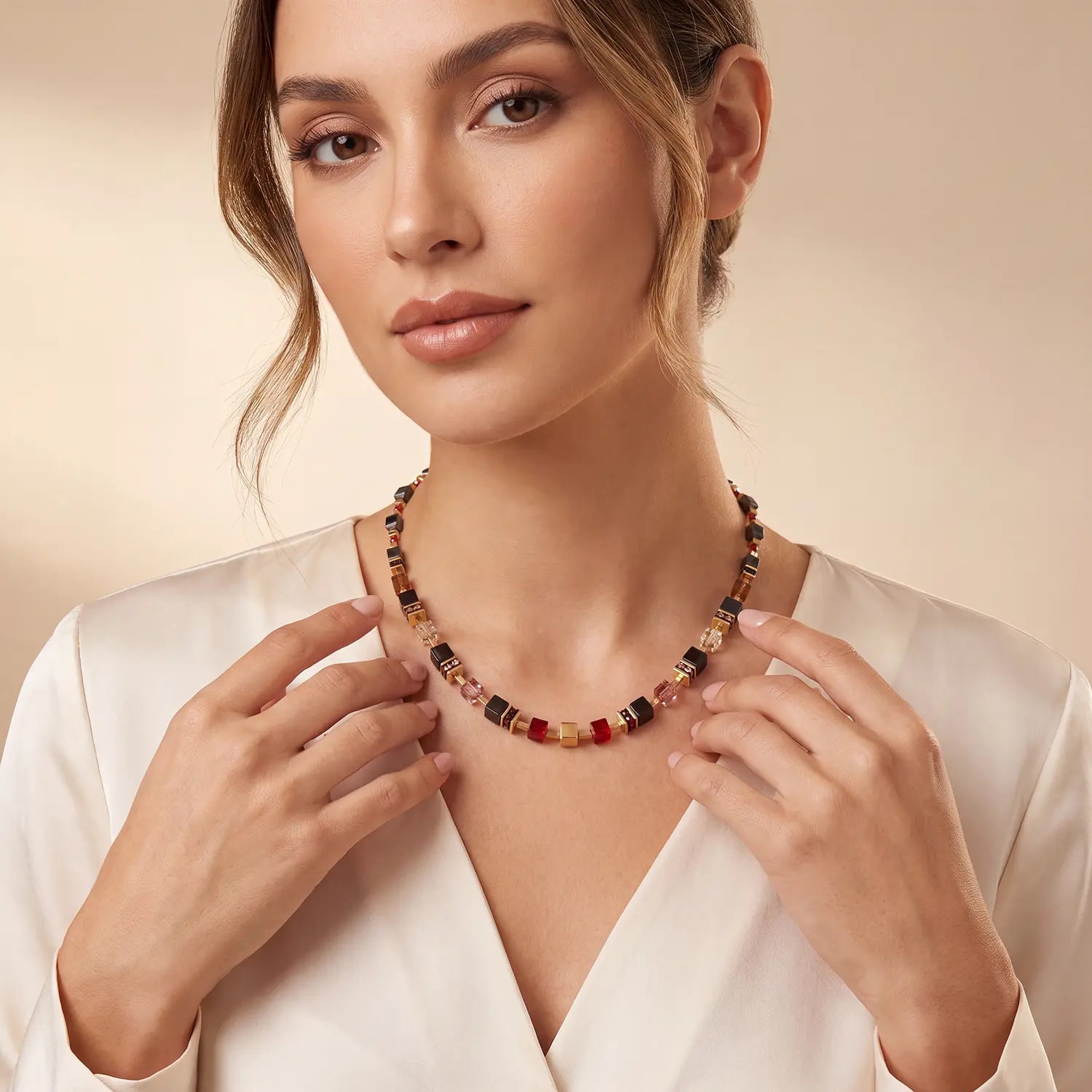 COEUR DE LION GeoCUBE® Precious Classic Halskette Ruby Noir – am Model