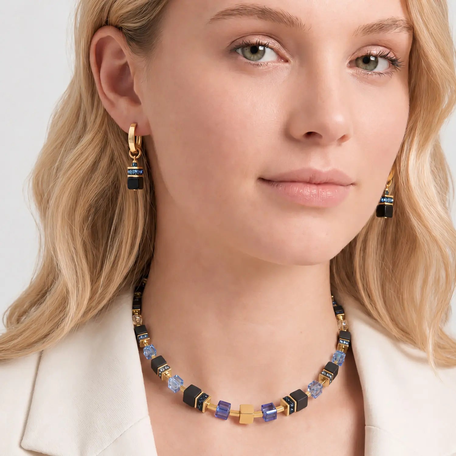 COEUR DE LION GeoCUBE® Precious Classic Creolen Midnight Blue – am Model