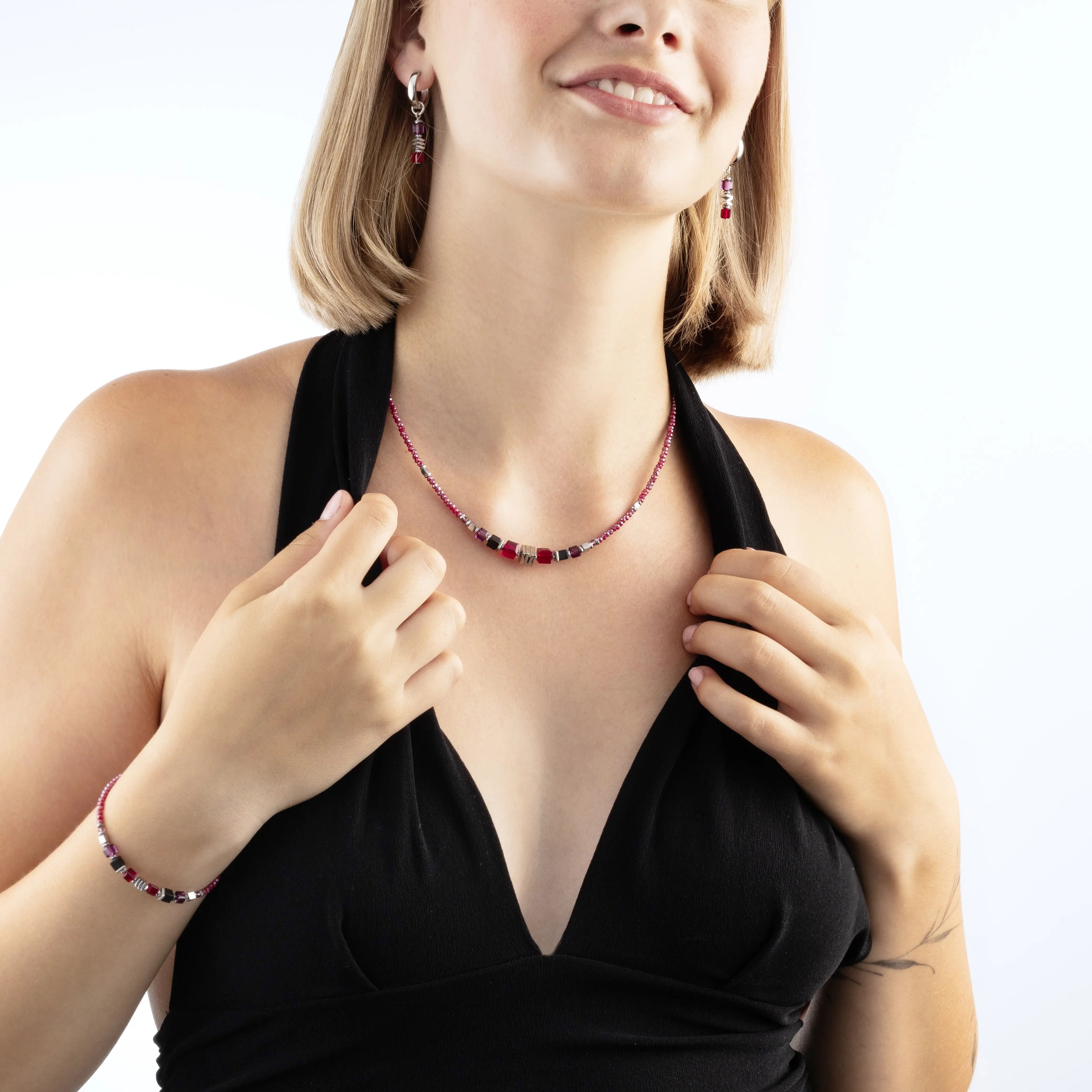 Armband Wave Cube Flow silber-rot von COEUR DE LION – am Modell getragen