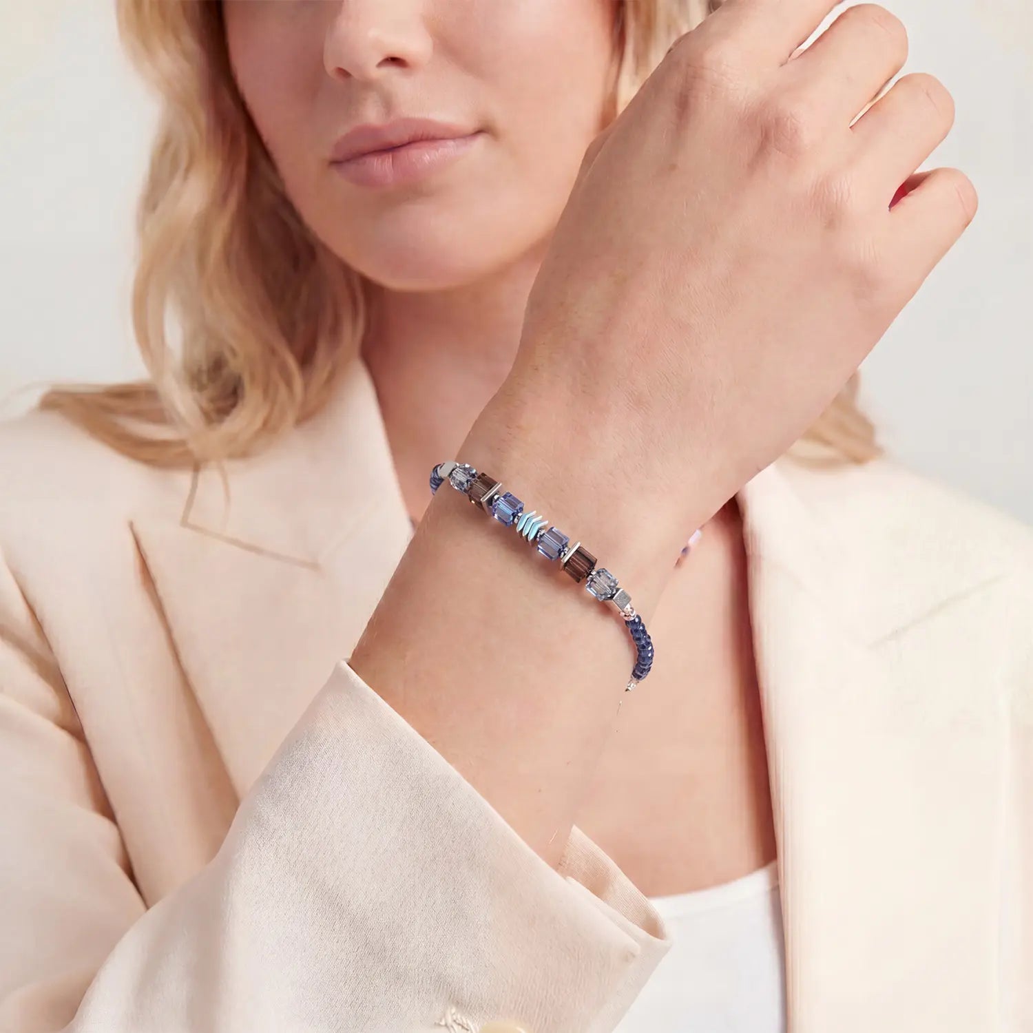 COEUR DE LION Armband Wave Cube Flow silber-blau – am Model