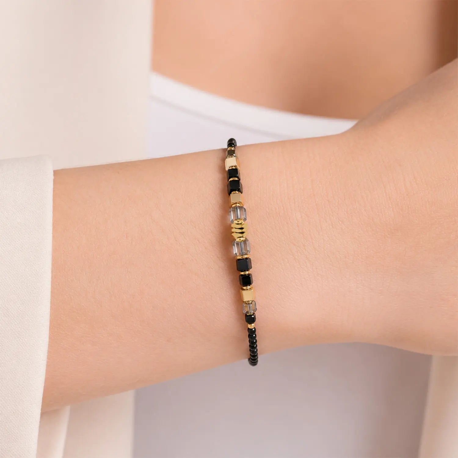 COEUR DE LION Armband Wave Cube Flow gold-schwarz – am Model