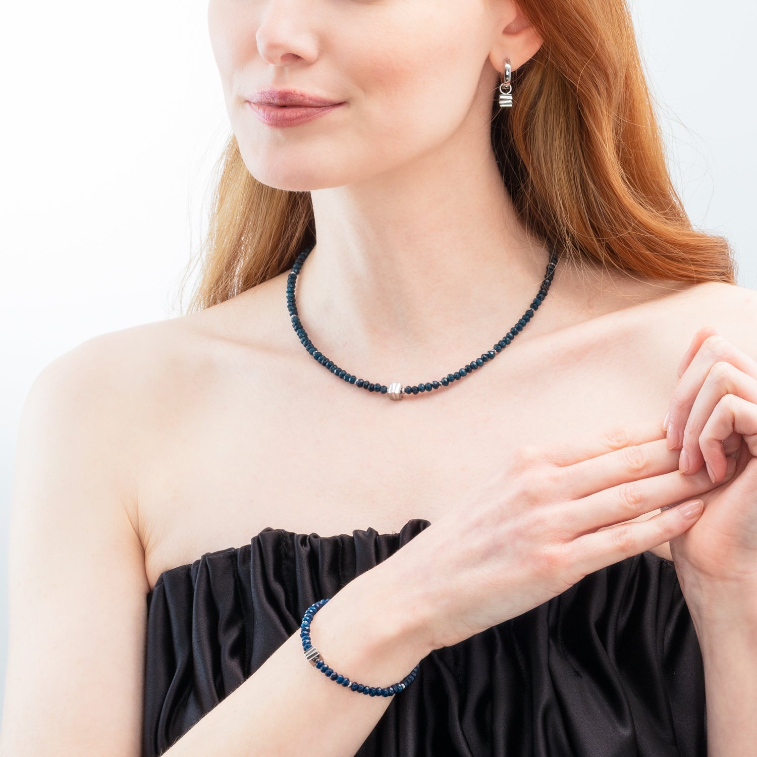 Armband Wave Essence Navy Jade silber von COEUR DE LION – am Modell getragen