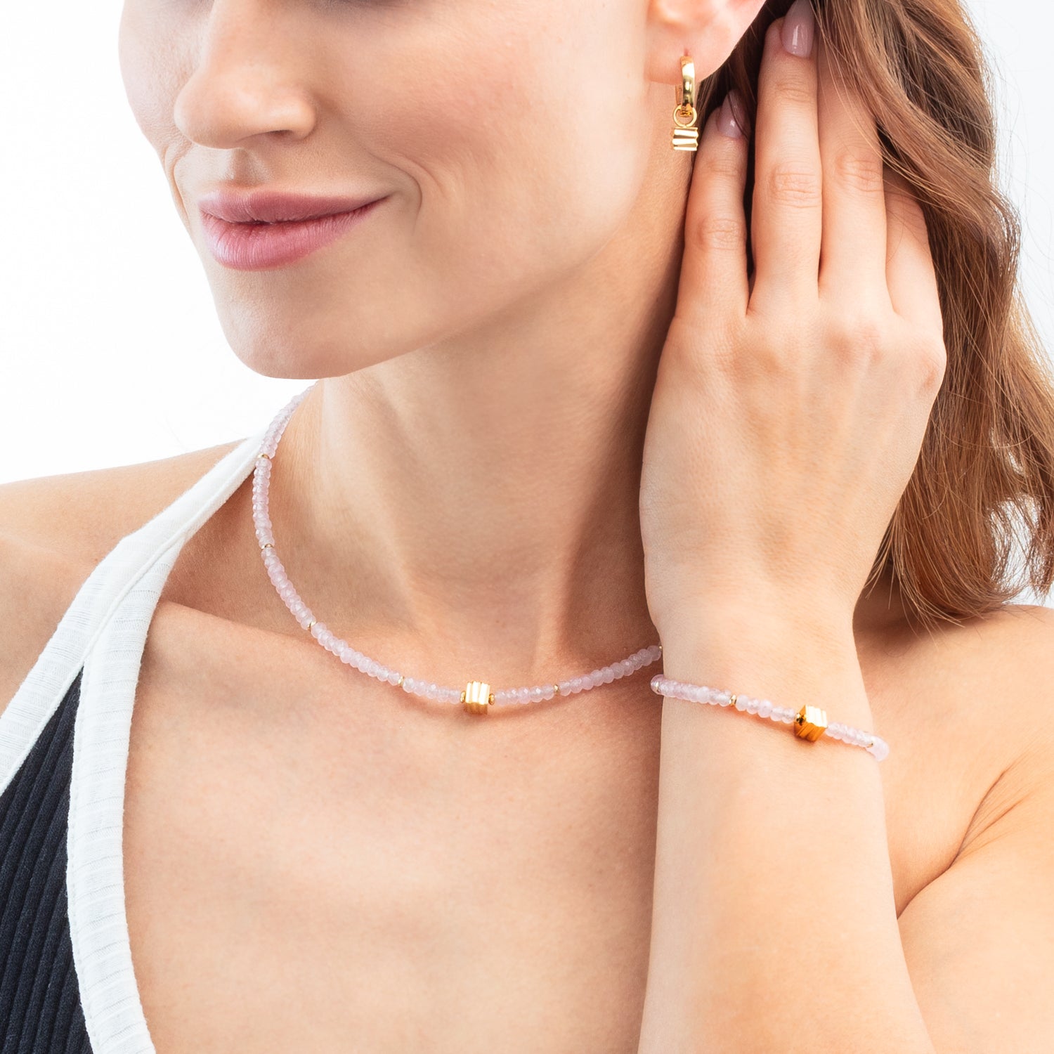 Armband Wave Essence Pink Jade gold von COEUR DE LION – am Modell getragen