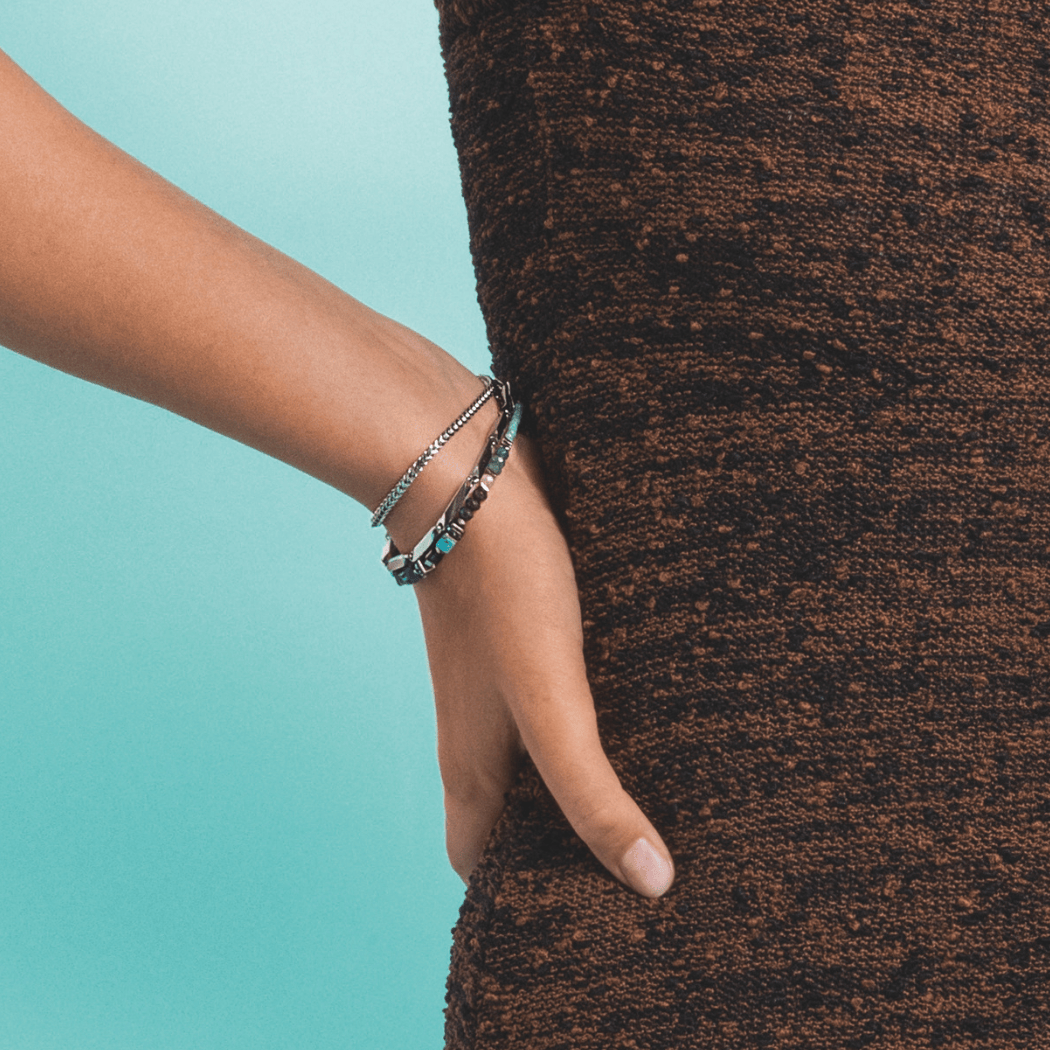 Armband Wave Precious Flow silber-teal von COEUR DE LION – am Modell getragen