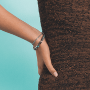 Armband Wave Precious Flow silber-teal von COEUR DE LION – am Modell getragen