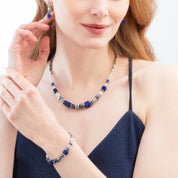 Armband Statement Cube Facets silber-blau von COEUR DE LION – am Modell getragen