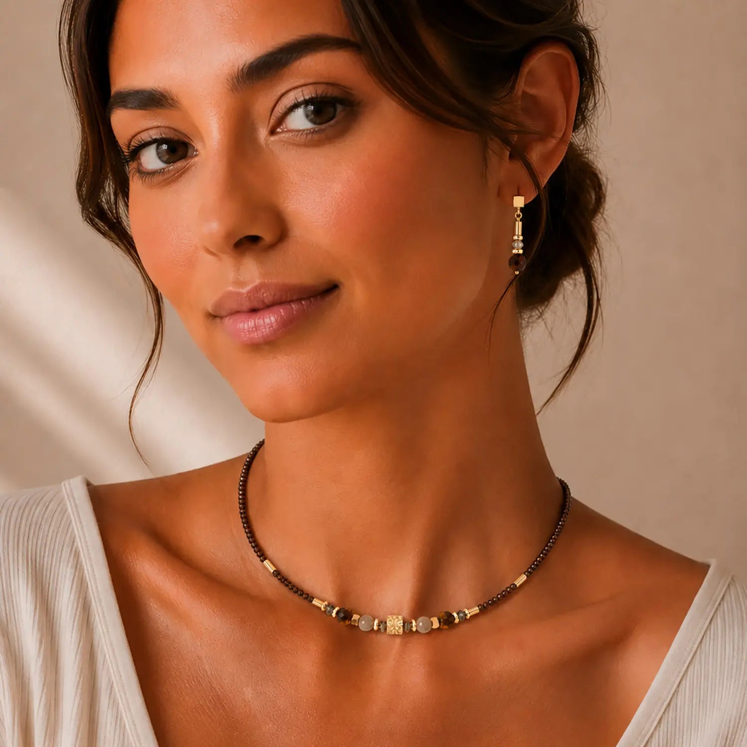 COEUR DE LION Halskette Cube Balance Golden Hazel – am Model