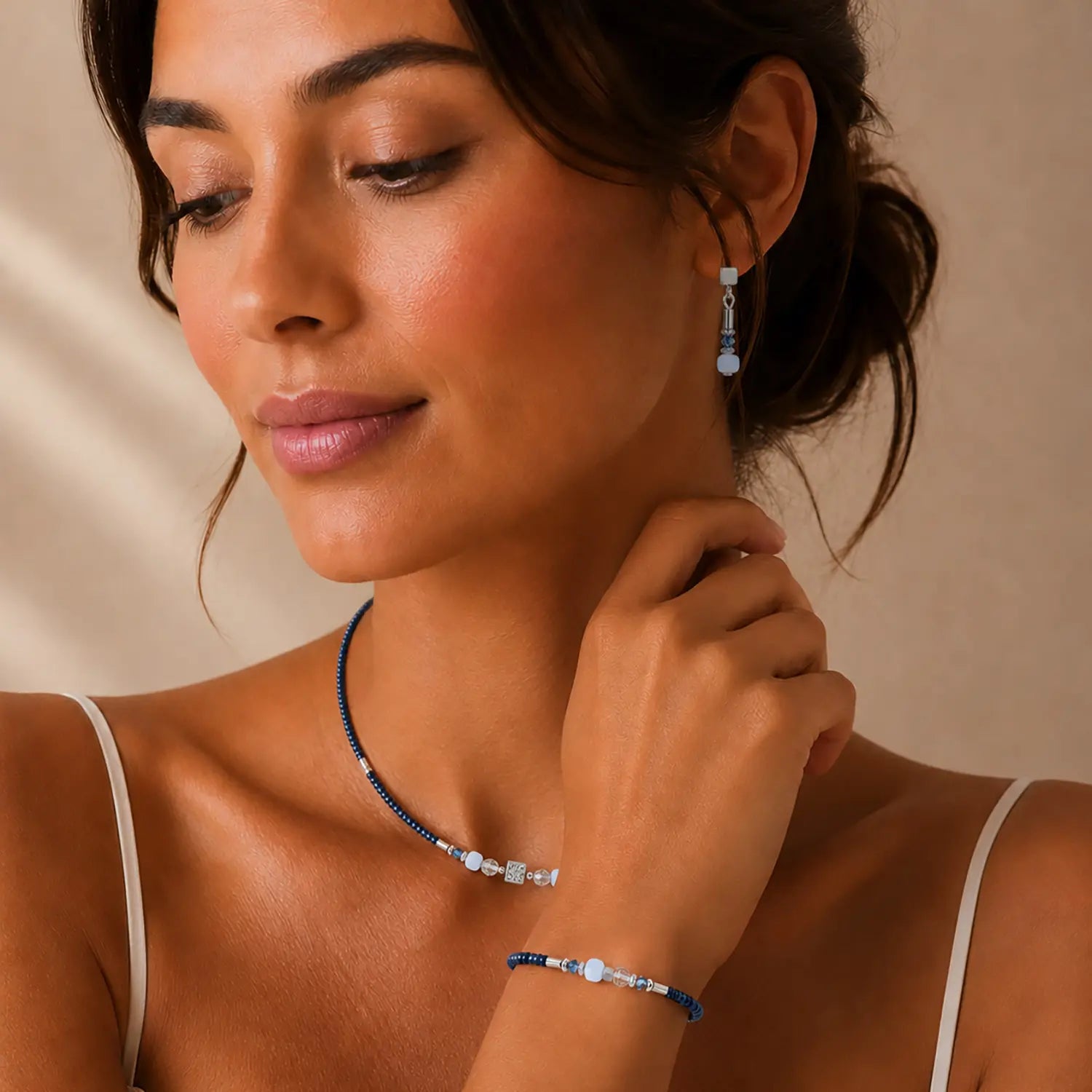 COEUR DE LION Ohrstecker Cube Balance Blue Mist – am Model