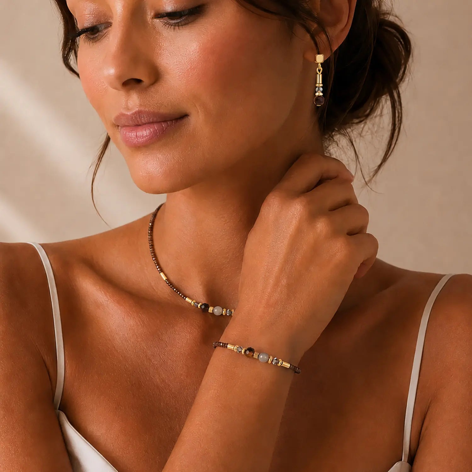 COEUR DE LION Ohrstecker Cube Balance Golden Hazel – am Model