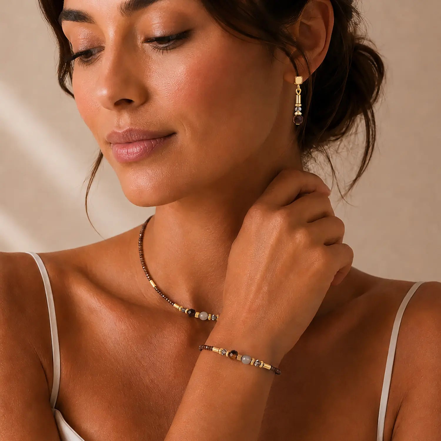 COEUR DE LION Armband Cube Balance Golden Hazel – am Model