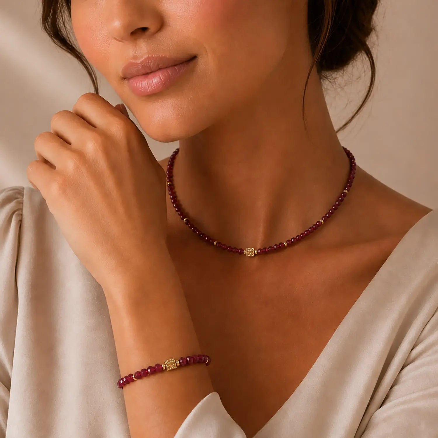 COEUR DE LION Halskette Hammered Cube Ruby Gold – am Model