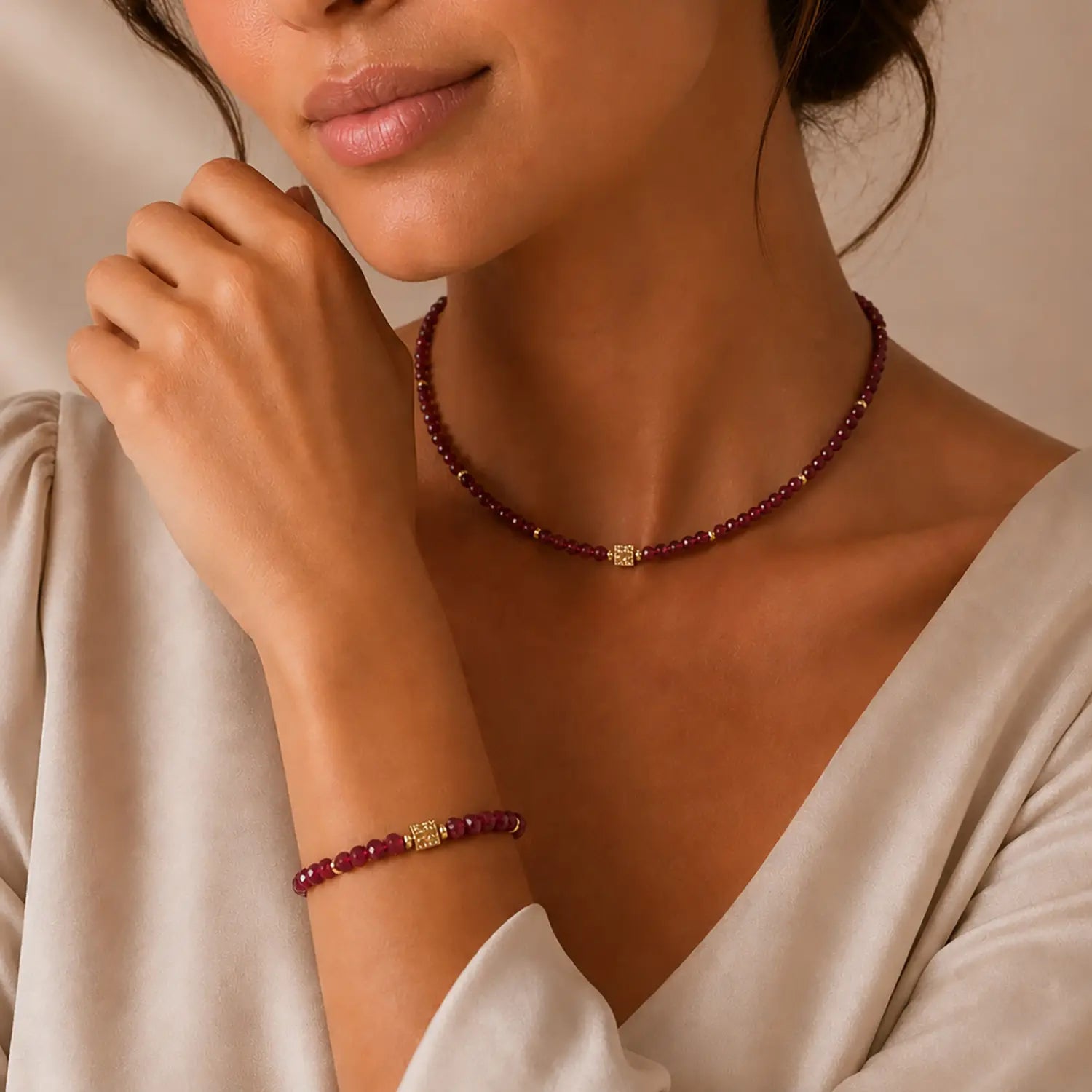 COEUR DE LION Armband Hammered Cube Ruby Gold – am Model