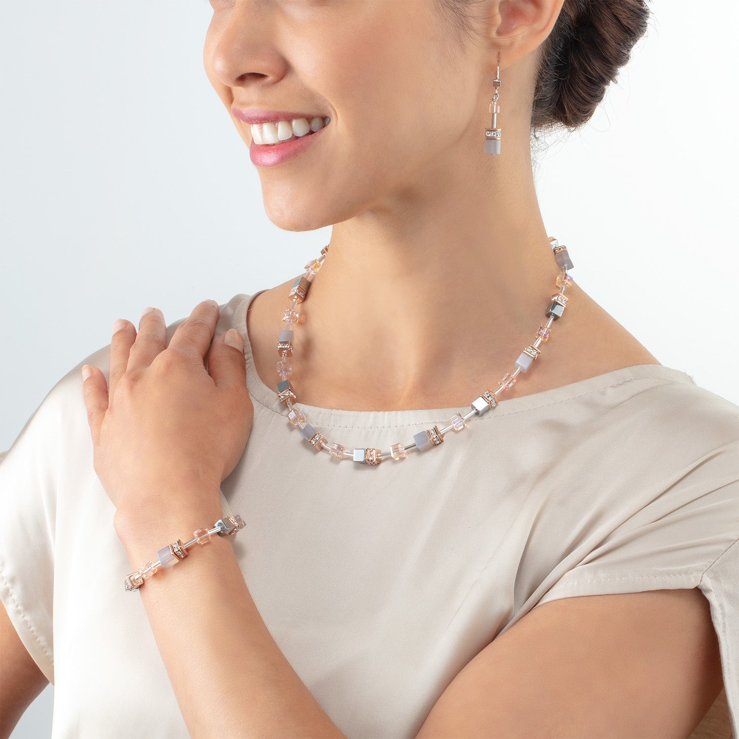 GeoCUBE® Iconic Precious Halskette roségold-peach von COEUR DE LION – am Modell getragen