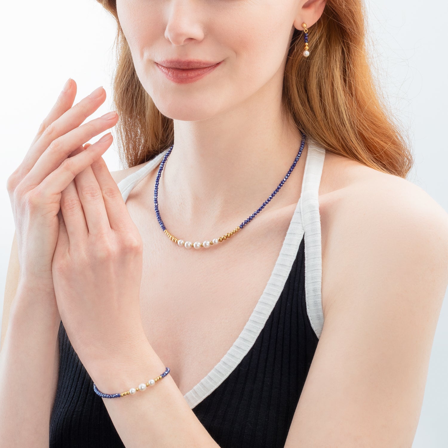 Armband Pearl Line gold-blau von COEUR DE LION – am Modell getragen