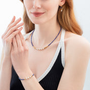 Armband Pearl Line gold-blau von COEUR DE LION – am Modell getragen