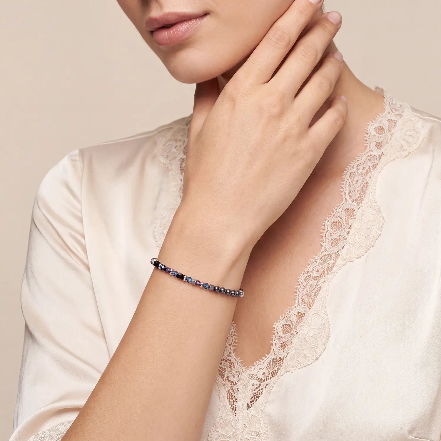 COEUR DE LION Armband Fusion Offset Graphic grau-schwarz – am Model