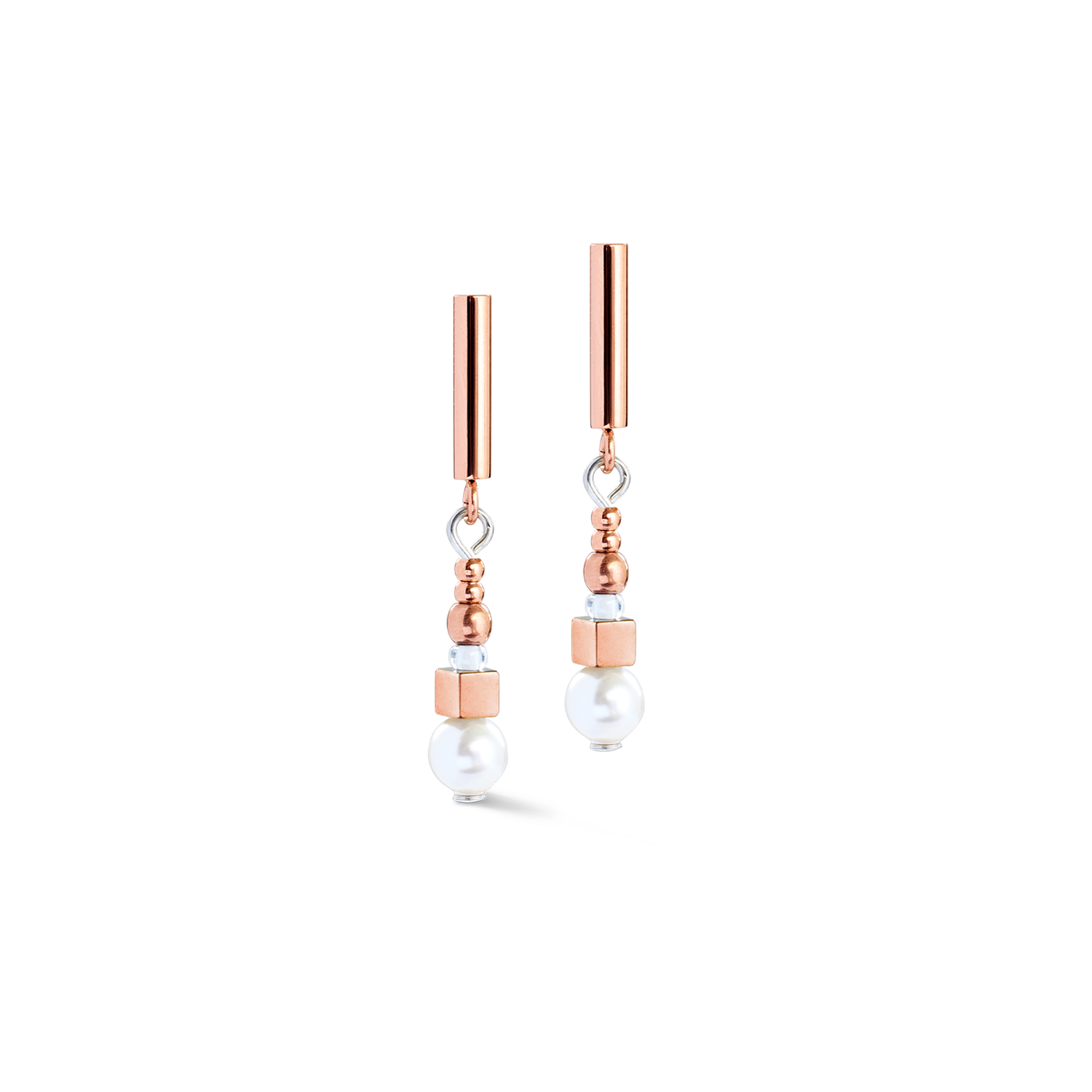 Ohrringe Shimmering Princess Pearls roségold-weiß von COEUR DE LION – Detailaufnahme