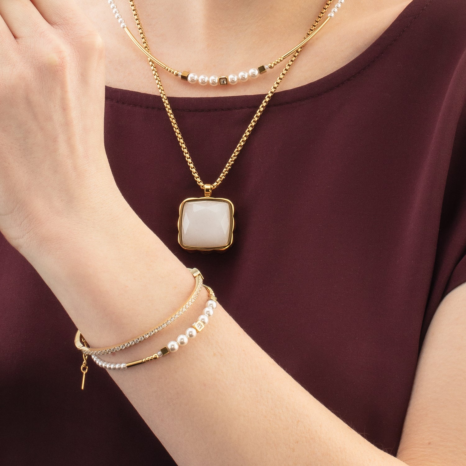 Armband Shimmering Princess Pearls gold-weiß von COEUR DE LION – am Modell getragen
