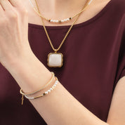 Armband Shimmering Princess Pearls gold-weiß von COEUR DE LION – am Modell getragen