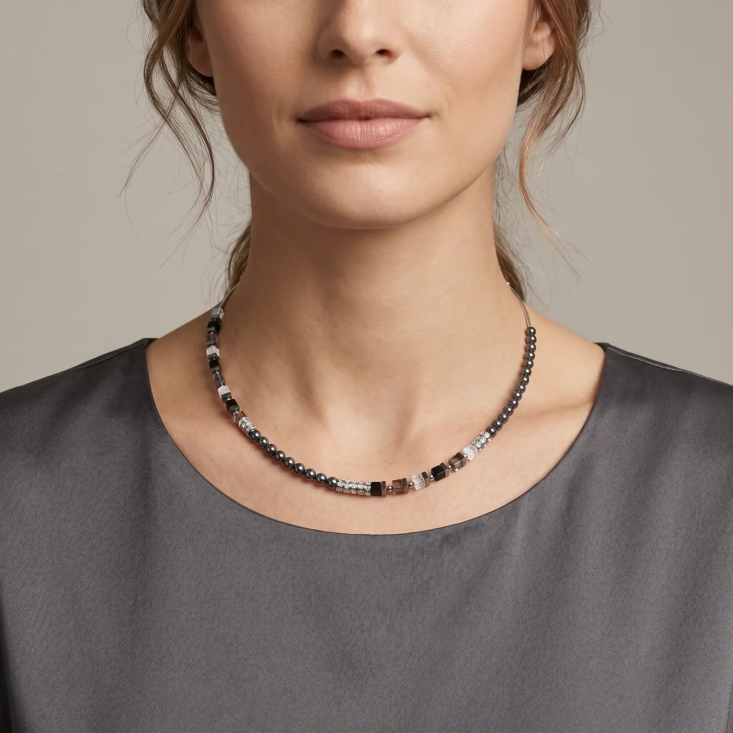 COEUR DE LION Halskette Precious Fusion Offset grau-silber – am Model