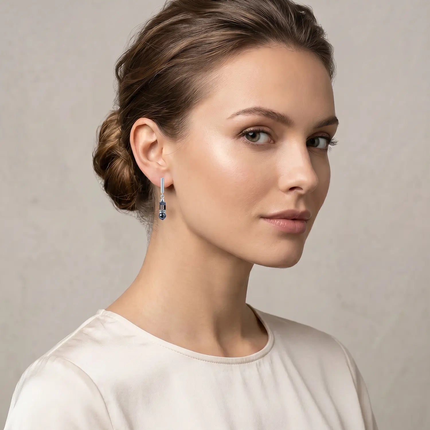 COEUR DE LION Ohrringe Precious Fusion Offset grau-silber – am Model