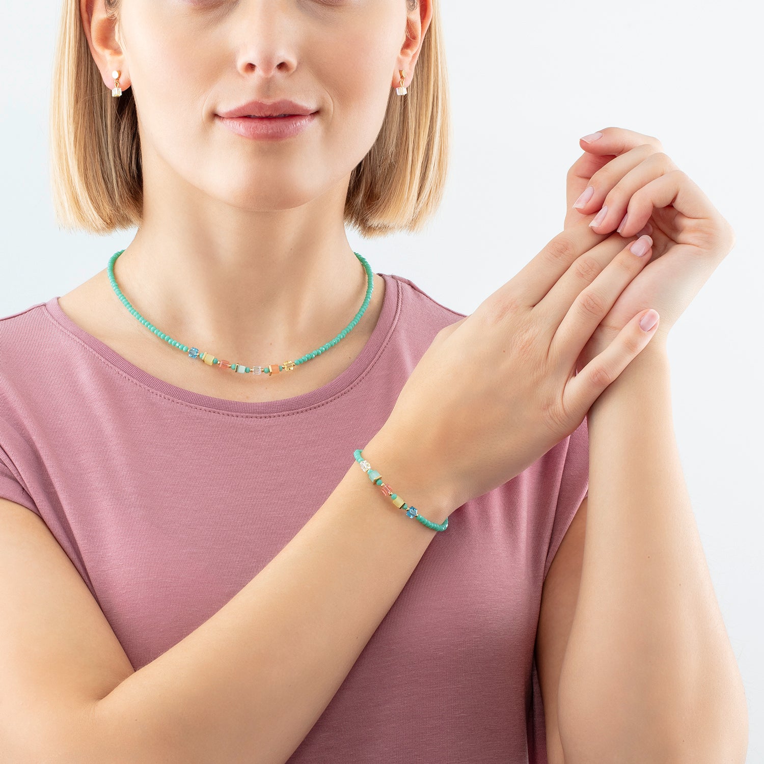 Joyful Colours Armband Grün-Multicolor von COEUR DE LION – am Modell getragen