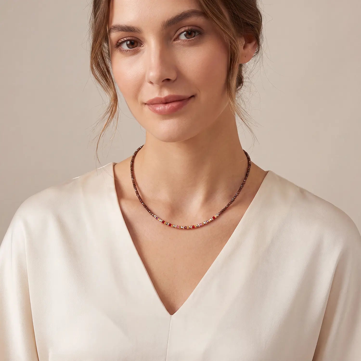 COEUR DE LION Halskette Golden Whisper braun-rot – am Model