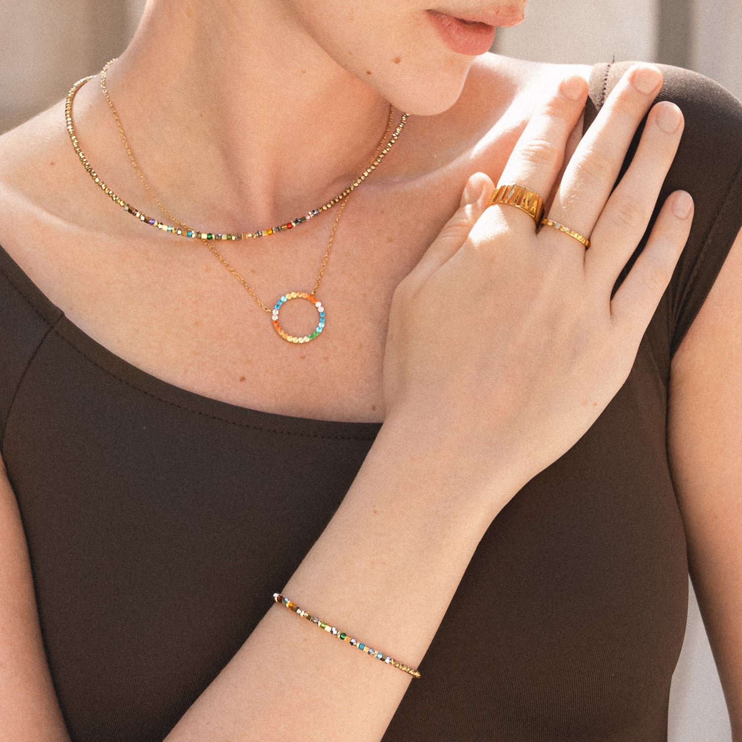 Halskette Golden Whisper Rainbow von COEUR DE LION – am Modell getragen