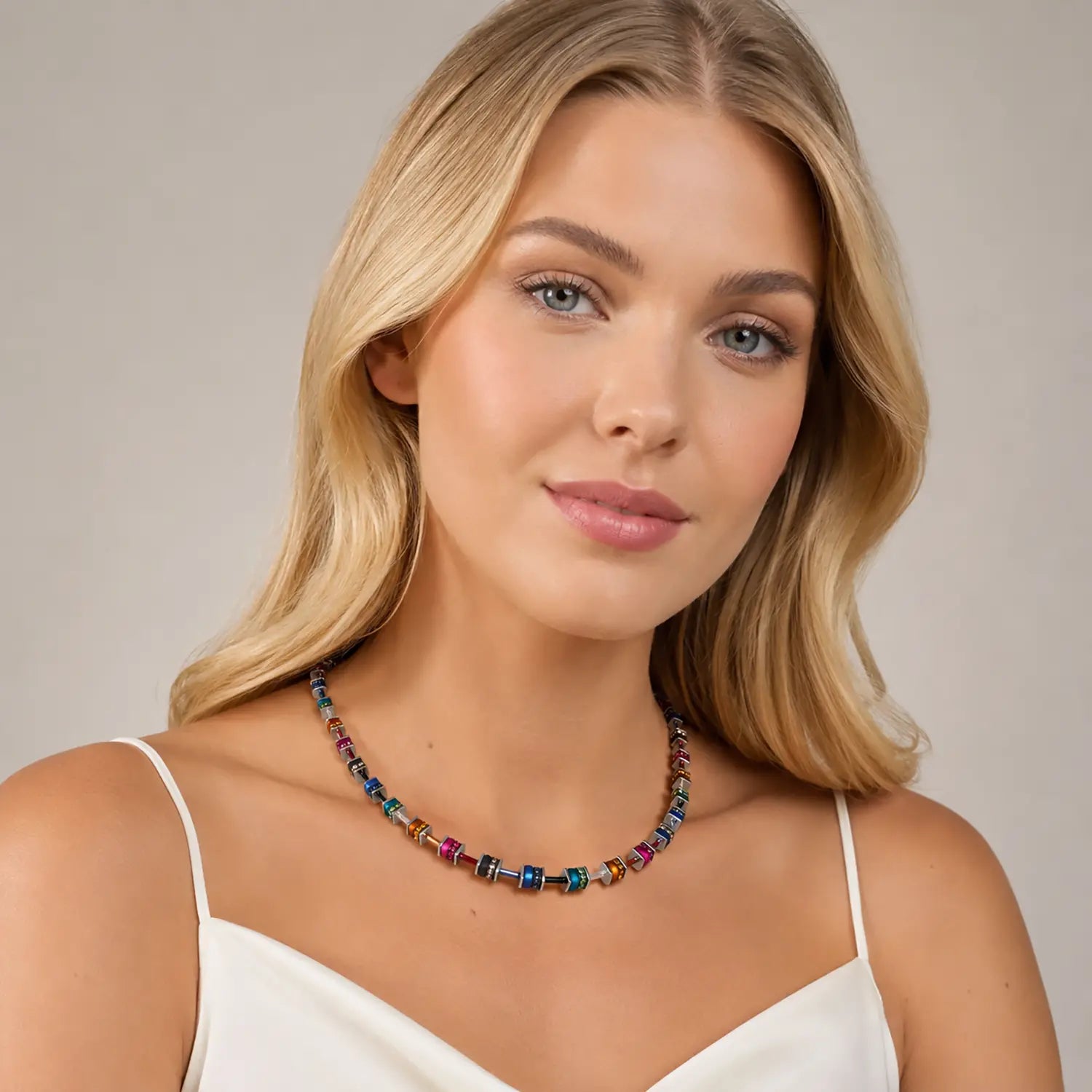COEUR DE LION GeoCUBE® Halskette classic Polaris & Strass multicolor Winter – am Model