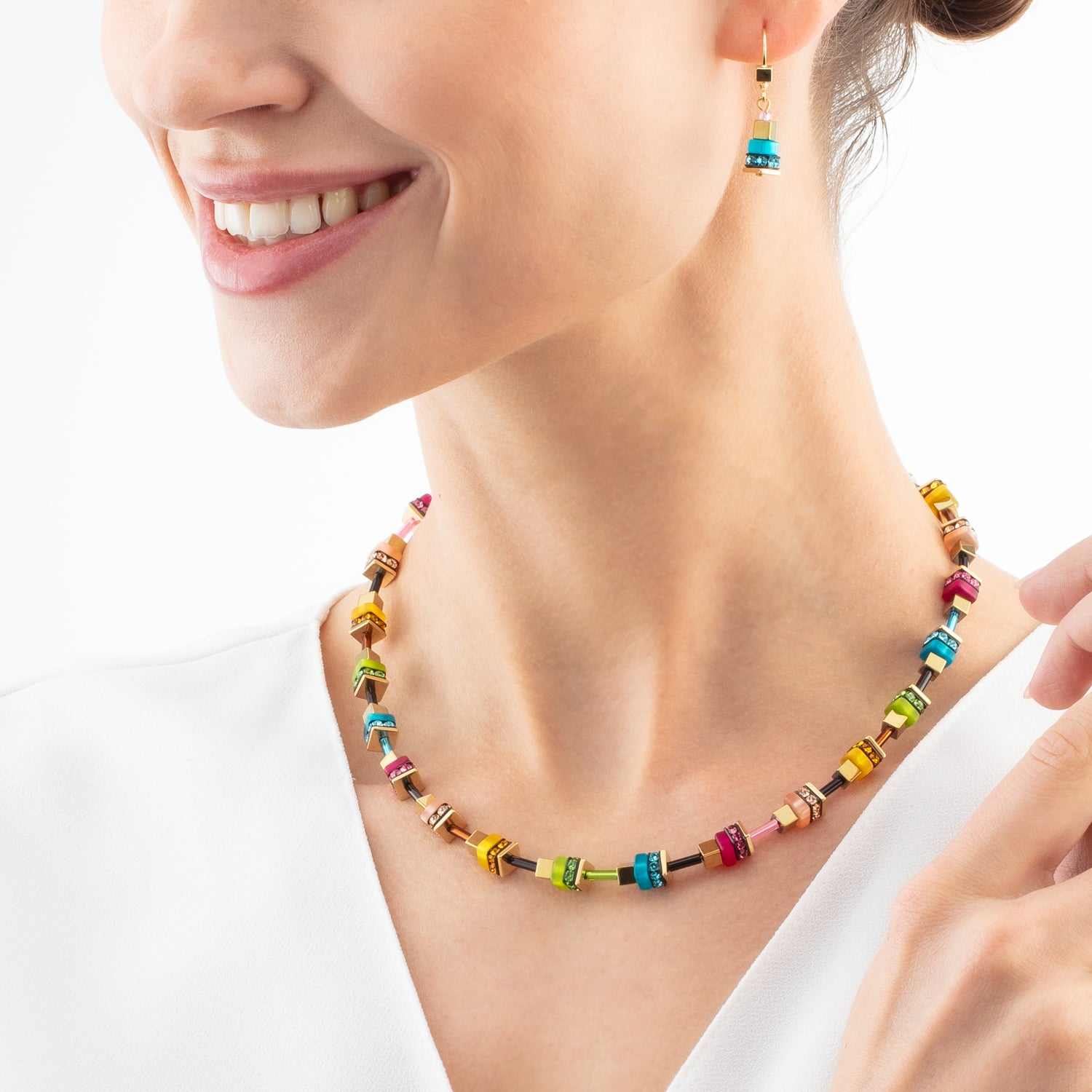 Halskette Boho Sunset Cube rainbow von COEUR DE LION – am Modell getragen