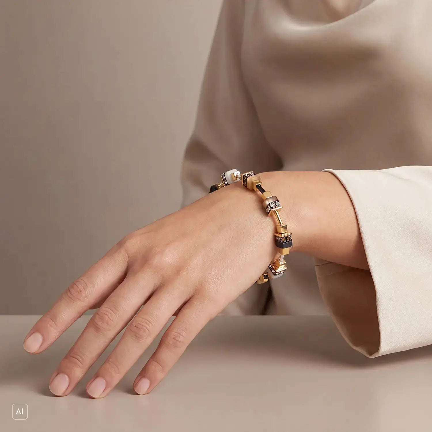 COEUR DE LION Armband Urban Nature Cube beige-gold – am Model
