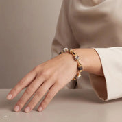 COEUR DE LION Armband Urban Nature Cube beige-gold – am Model