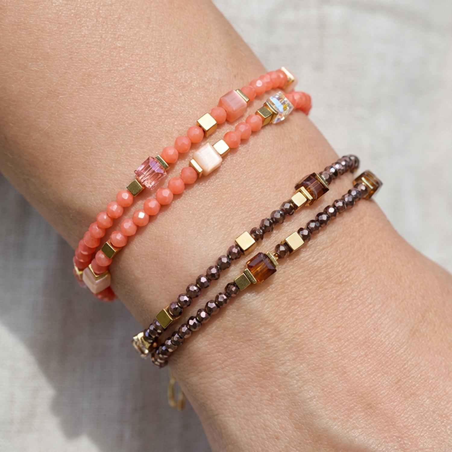 Joyful Colours Flex Armband gold-orange von COEUR DE LION – am Modell getragen