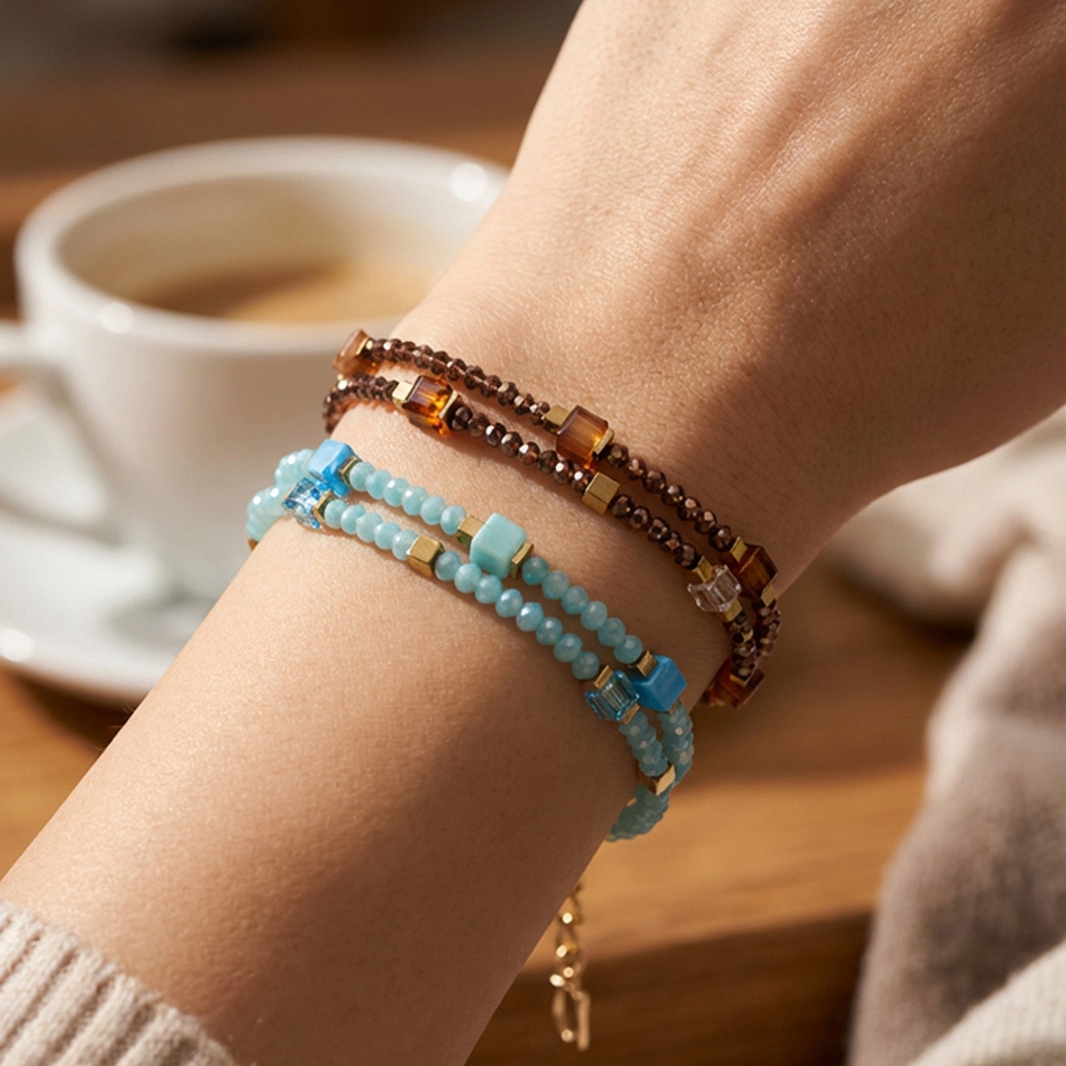 Joyful Colours Flex Armband gold-türkis von COEUR DE LION – am Modell getragen