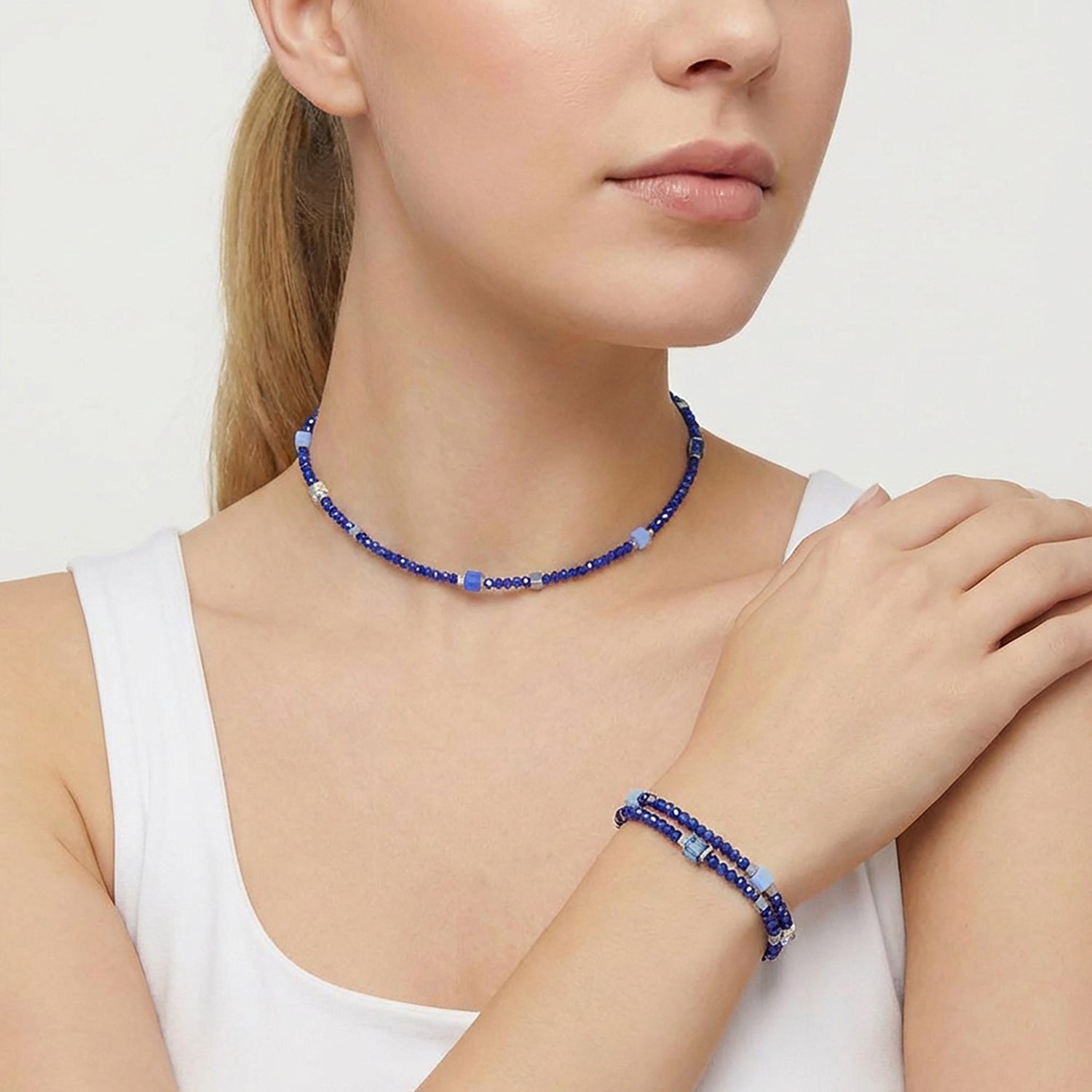 Joyful Colours Flex Armband silber-blau von COEUR DE LION – am Modell getragen