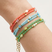 Joyful Colours Flex Armband gold-weiß von COEUR DE LION – am Modell getragen