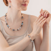GeoCUBE® Iconic Statement Precious Armband aqua-beige von COEUR DE LION – am Modell getragen