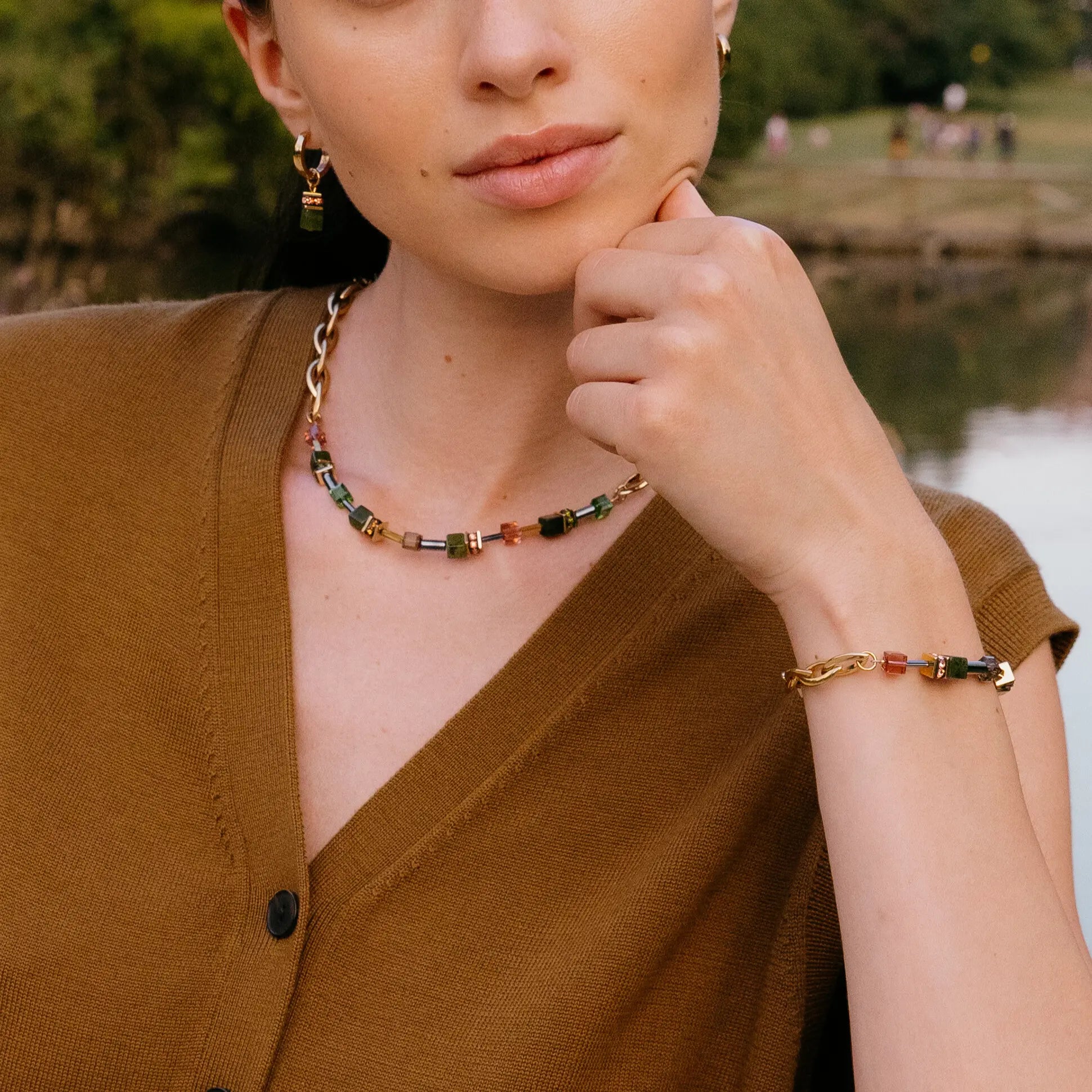 GeoCUBE® Chunky Chain Armband gold-grün von COEUR DE LION – am Modell getragen