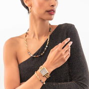 GeoCUBE® Chunky Chain Armband gold-braun von COEUR DE LION – am Modell getragen