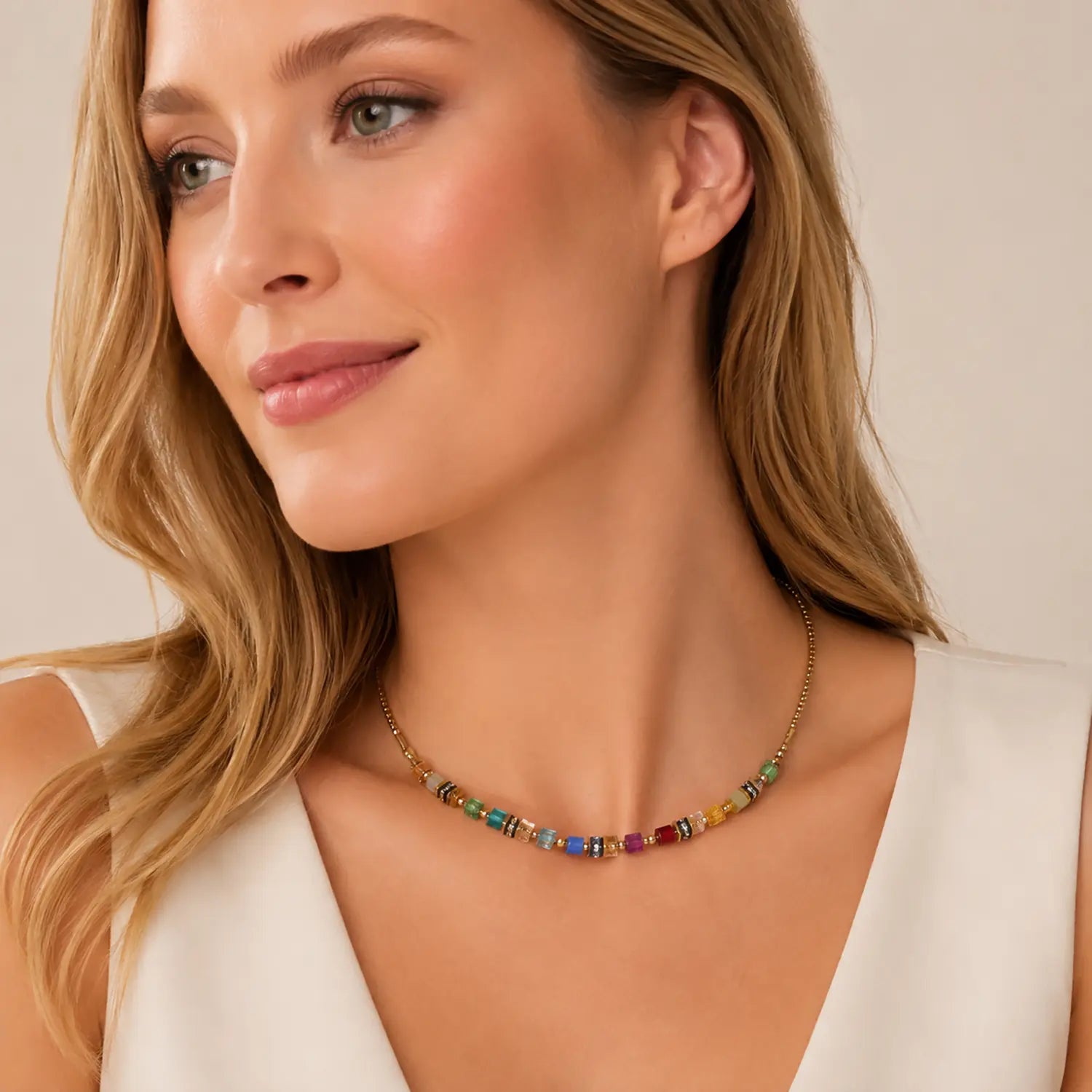 COEUR DE LION Halskette Mini Cubes multicolor rainbow gold – am Model