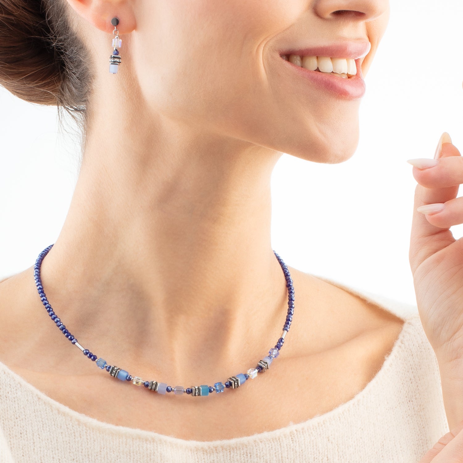 Ohrringe Mini Cubes blau von COEUR DE LION – am Modell getragen