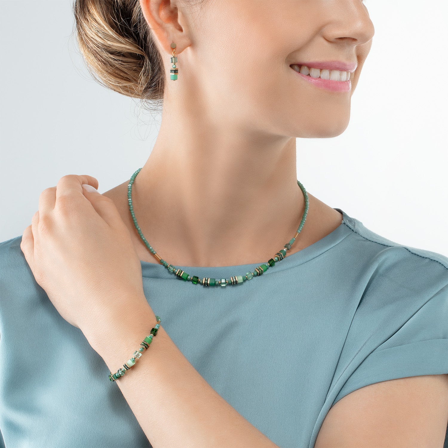 Armband Mini Cubes grün von COEUR DE LION – am Modell getragen