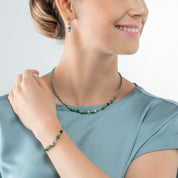 Armband Mini Cubes grün von COEUR DE LION – am Modell getragen